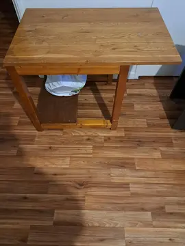 table en bois et 9 chaises en plastiques