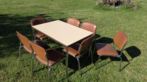 table formica et chaises simili cuir