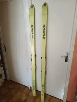 Vieux skis de randonnée