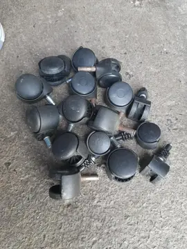 Lot de 18 roulettes d'ameublement