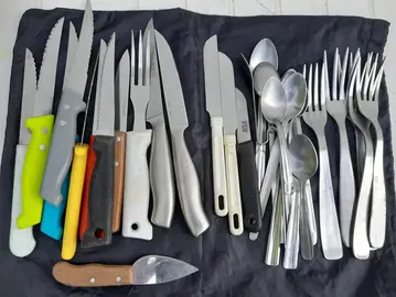 Lot de couteaux, fourchettes, cuillères et autres