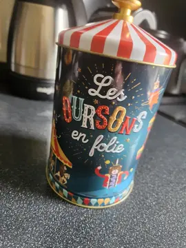 Jolie boîte en métal décorée