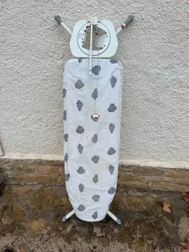 Planche à repasser avec prise