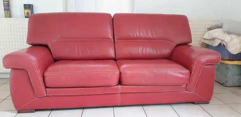 Canapé cuir bordeaux ayant encore une bonne assise, et en bon état Longueur 2.00Metres largeur 1.00