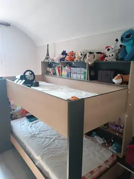donne mit superposé et matelas (jouets et livres non inclus)