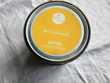 Pot de peinture jaune