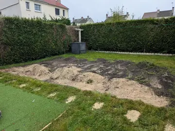 sable qui a servi de soubassement pour une piscine hors sol.