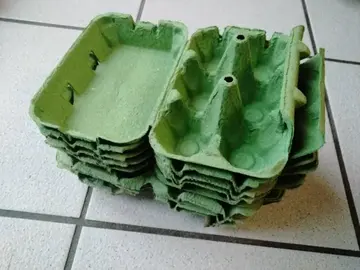 Donne 9 boîtes de 6 œufs (vides) pour réutilisation.