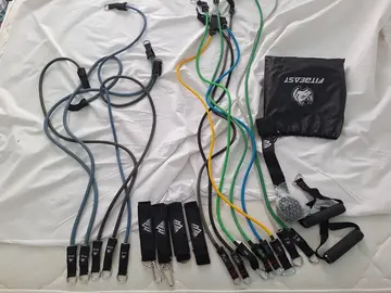 Élastiques de musculation et accessoires.