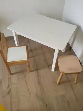 Petite table enfant + 1 chaise + 1 tabouret