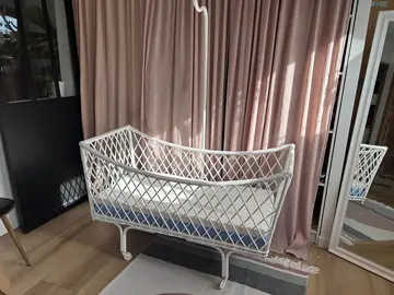 Lit bébé avec matelas, le tout en super état