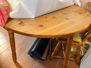 table ronde pin massif + 2 chaises