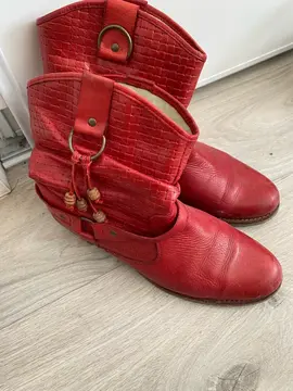 jolies bottines en cuir rouge taille 40