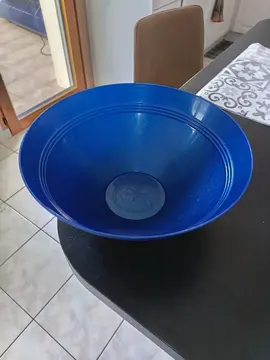 saladier bleu en plastique