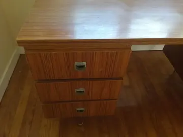 bureau en bois avec rangements et tiroirs