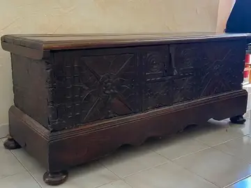 Coffre en bois massif sculpté