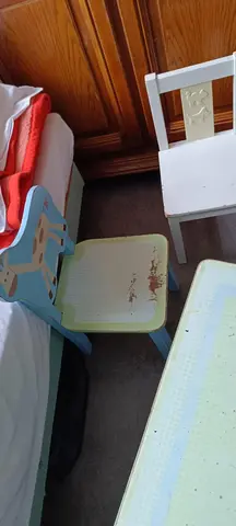 Lot de 2 chaises enfants et table