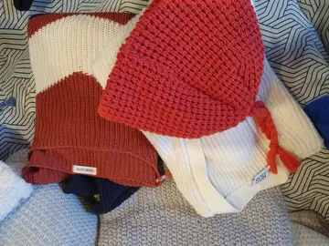 Lot pull, gilet, bonnet