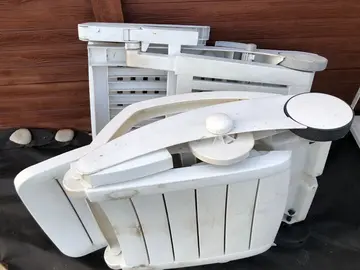 2 transats de jardin en plastique (marque Grosfillex)