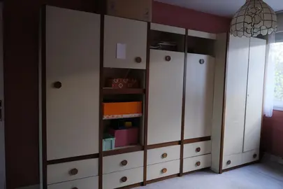 ensemble de mobilier pour une chambre ou bureau