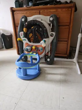 trotteur + siège de bain