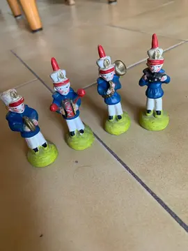 quatre figurines musiciens hauteur 8 cm