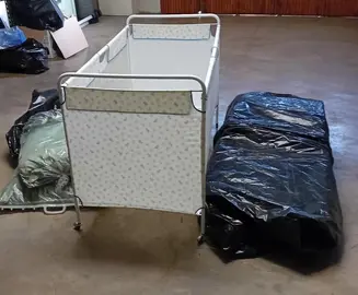lit pour bébé avec 2 matelas et 2 oreillers