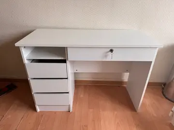 bureau blanc avec tiroirs