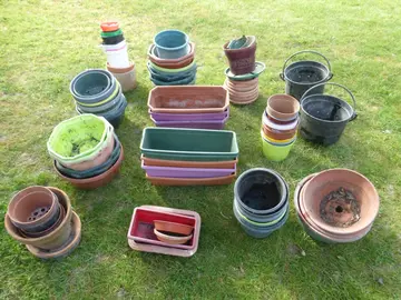 Jardinières et Pots en plastique Coupelles et 2 petites Marmites