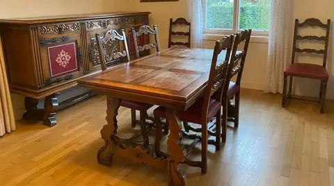 Table, 6 chaises et buffet en bois massif sculpté
