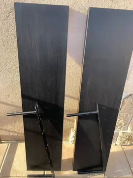 deux étagères avec leur fixations invisible