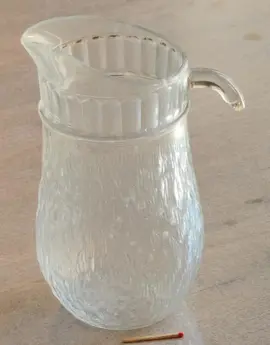 pichet en verre (anse cassée)