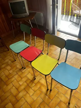chaises et table en Formica