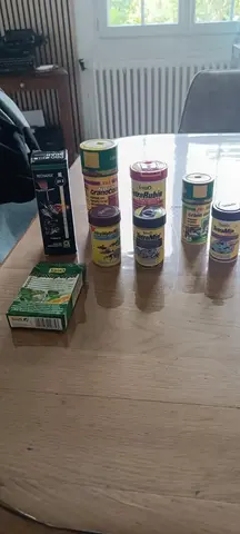 Divers produits pour aquarium d'eau douce