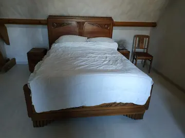 Donne une chambre Lit de 140 (avec literie) et Armoire