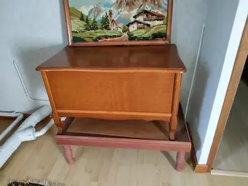 Donne Table , coffre et petit meuble