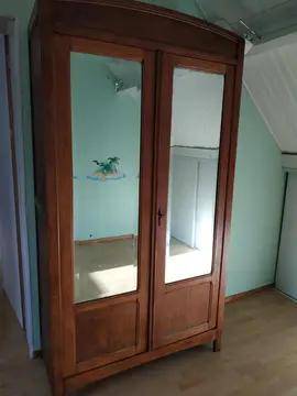 Donne une Armoire et un petit Meuble