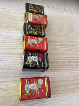 ensemble de petites boîtes en fer