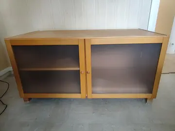 Meuble bas avec 2 portes en verre