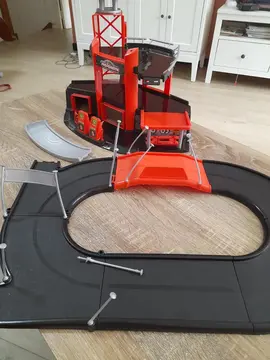 petit garage Majorette avec petit circuit.