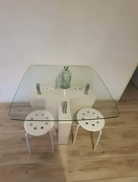 table 4 personnes sans les tabourets