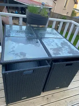 table avec 4 fauteuils et 4 tabourets