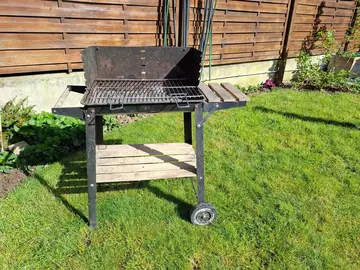 donne barbecue sur roulettes grilles 50 x27 cm