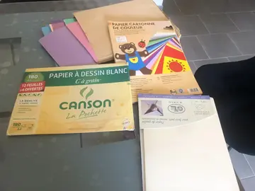 Lot de papier à dessin blanc, de couleur, papier photo