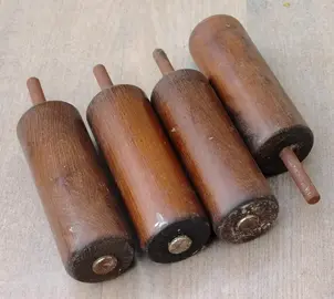 pieds en bois, hauteur=13,5cm