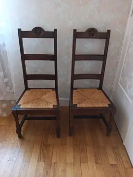 chambre style basque, chevets et chaises