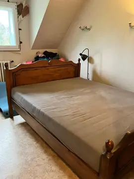 Lit en bois massif et matelas 160*200 excellent état