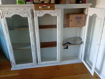 Grand vaisselier blanc avec portes vitrées