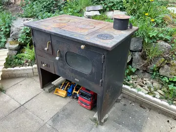 Vieux poêle Très lourd, venir à 4 pour descendre les escaliers. À chercher à Linthal
