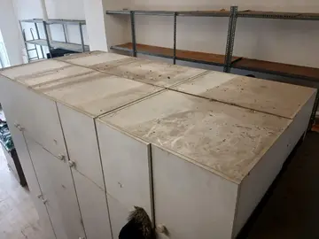 6 Grandes armoires blanches en contreplaqué